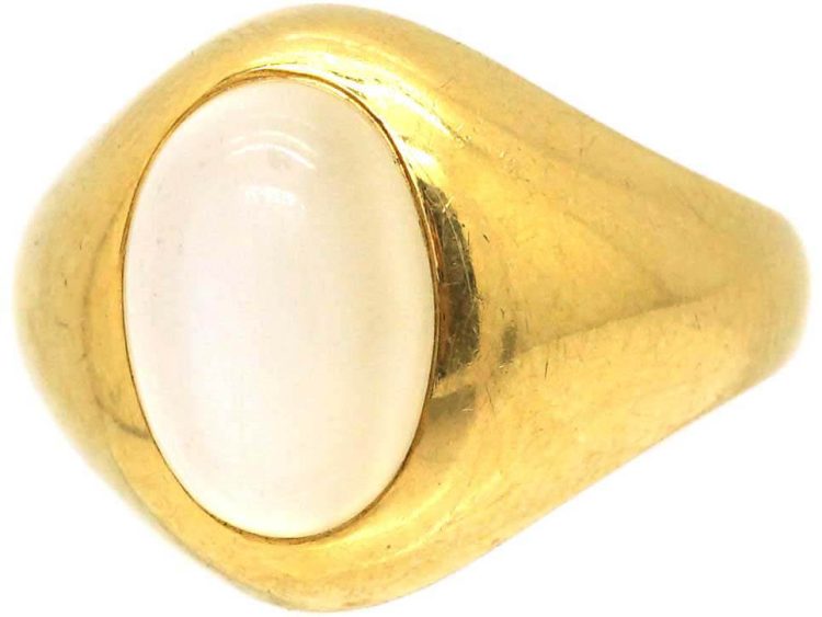 Mid 20th Century 18ct Gold Ring set with a Cabochon Moonstone