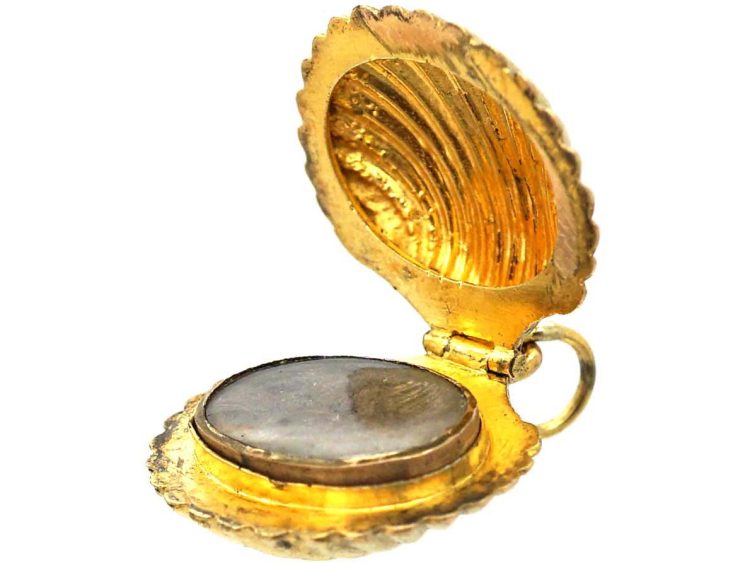 Regency 15ct Gold Scallop Shell Locket
