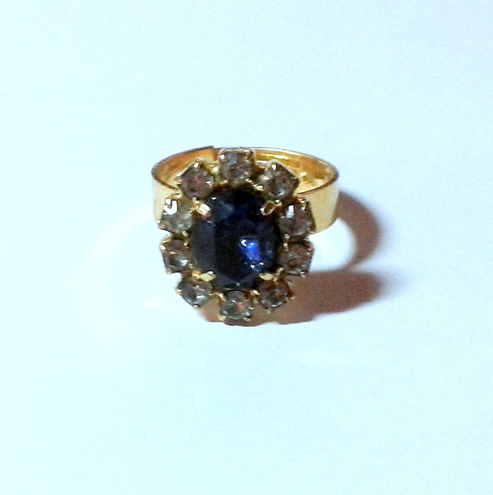Replica of the sapphire cluster engagement ring of Diana, Princess of Wales